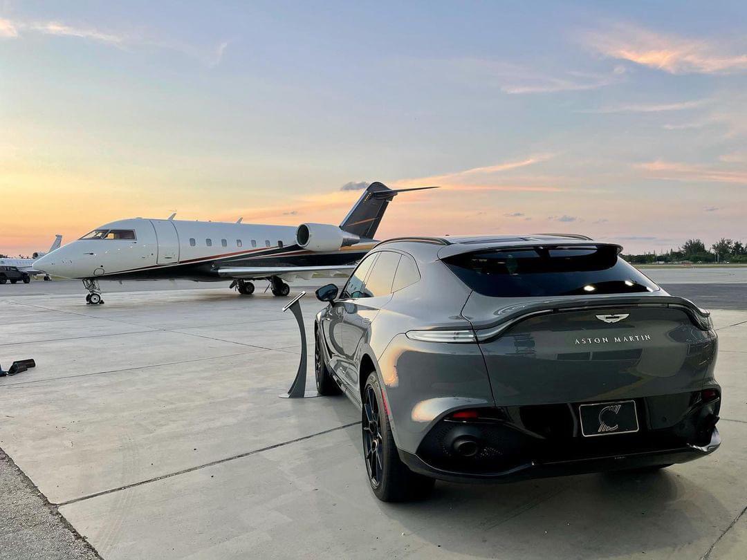 Aston Martin con Jet Privado